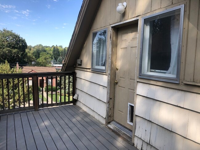320 SE High St, Unit Upper in Pullman, WA - Building Photo - Building Photo