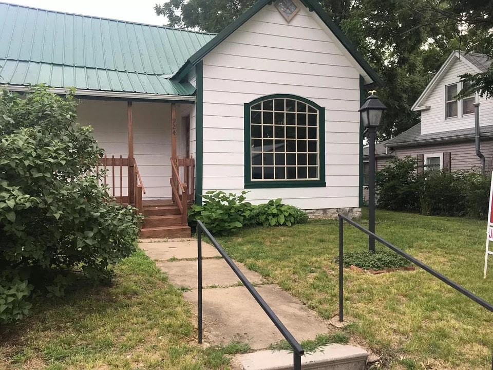 924 W 1st St in Webb City, MO - Foto de edificio