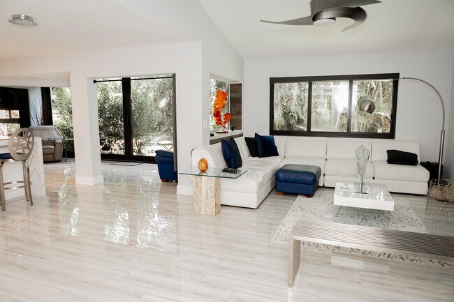 5700 Coach House Cir in Boca Raton, FL - Building Photo - Building Photo