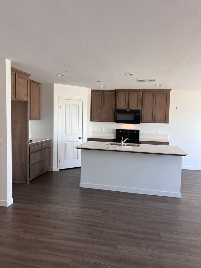 7311 Millers Pt Ln in Bakersfield, CA - Building Photo - Building Photo