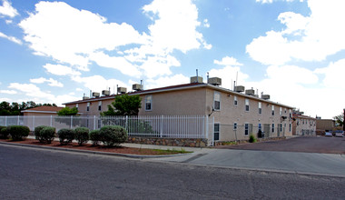 Laguna Apartments in El Paso, TX - Building Photo - Building Photo