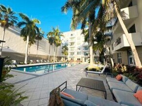 2421 NE 65th St, Unit 601 in Fort Lauderdale, FL - Foto de edificio - Building Photo