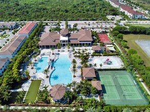 8890 NW 99th Path in Doral, FL - Foto de edificio - Building Photo