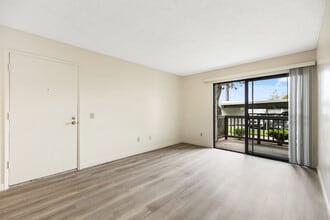 RB Racquet Club Apartments in San Diego, CA - Foto de edificio - Building Photo