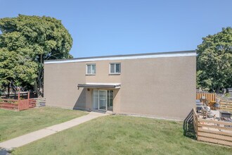 1700 Sandgate Cres in Mississauga, ON - Building Photo - Building Photo