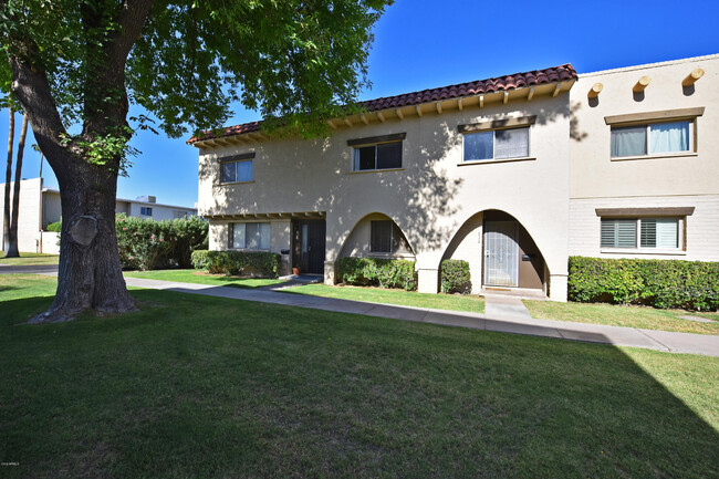 6917 E Osborn Rd in Scottsdale, AZ - Foto de edificio - Building Photo