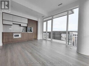 39 Roehampton Ave in Toronto, ON - Building Photo - Building Photo