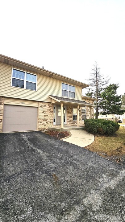 9310 Meadowview Dr in Orland Hills, IL - Building Photo