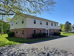 Cottage Place & Charlotte Place Apartments in Millersville, PA - Foto de edificio - Building Photo