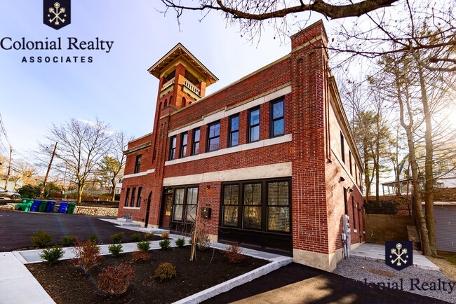 2044 Beacon St in Newton, MA - Foto de edificio - Building Photo