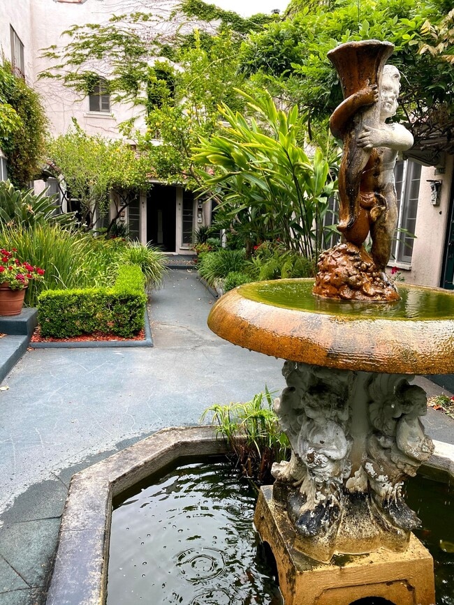 1002-1012 1/2 N. Sweetzer Ave. in Los Angeles, CA - Building Photo - Building Photo