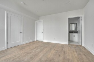 11732 Hamlin St in Los Angeles, CA - Building Photo - Building Photo