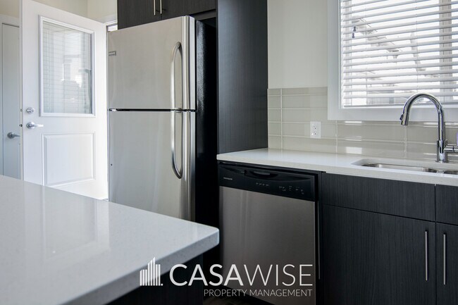 655-655 Watt Blvd SW in Edmonton, AB - Building Photo - Building Photo