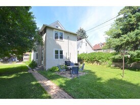 711 University Ave SE in Minneapolis, MN - Building Photo