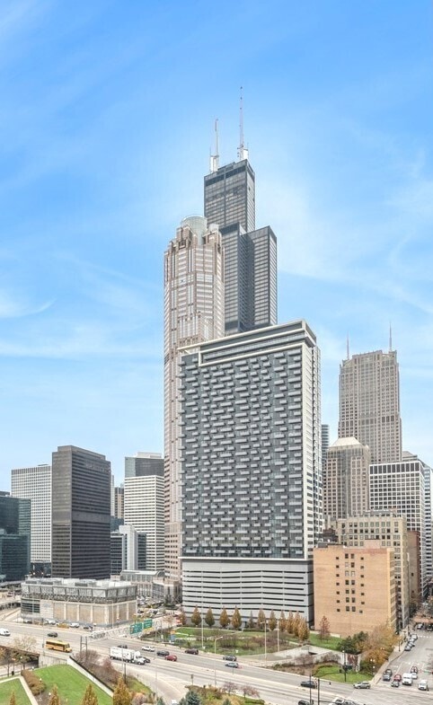 235 W Van Buren St in Chicago, IL - Building Photo - Building Photo