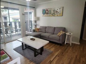 1304 Summit St, Unit 208 in Austin, TX - Building Photo