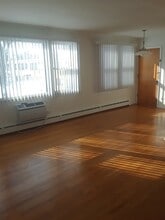 2426 183rd St, Unit 213 in Homewood, IL - Building Photo - Building Photo