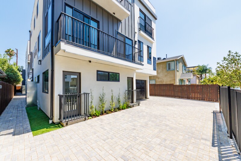 1330 Tamarind Ave in Los Angeles, CA - Building Photo