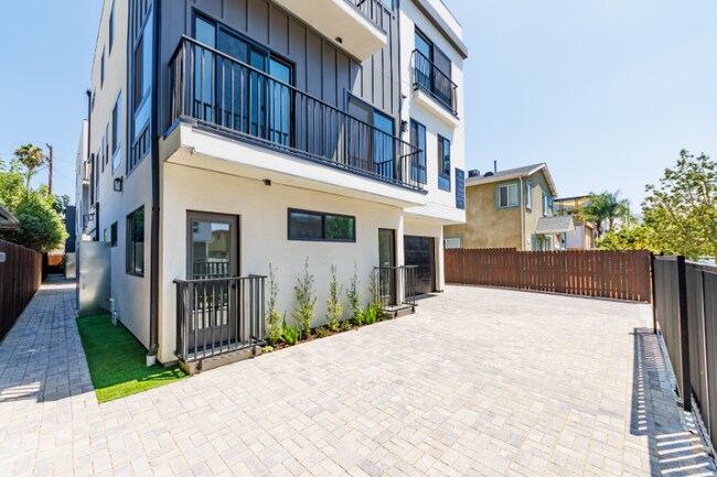 1332 Tamarind Ave in Los Angeles, CA - Building Photo - Building Photo