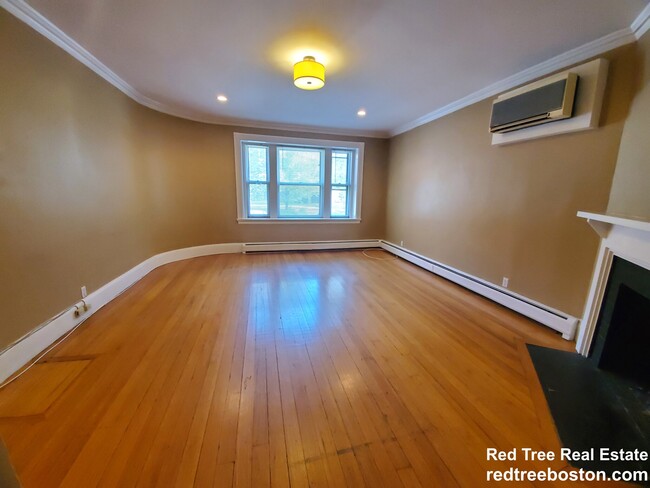 7 Regent Cir, Unit 1 in Brookline, MA - Foto de edificio - Building Photo