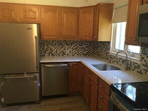 318 Southwood Cir in Syosset, NY - Building Photo - Building Photo