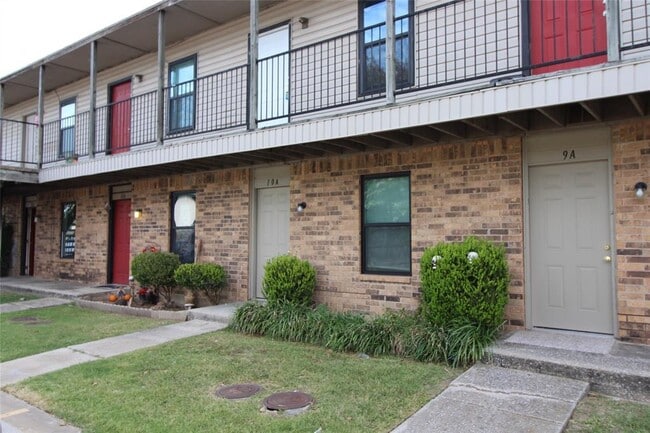 property at 1901 E Lindsey St