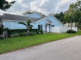 10961 SW 11th Pl in Davie, FL - Building Photo