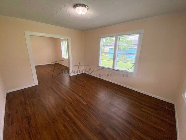 407 S Knapp Ave in Iowa, LA - Building Photo - Building Photo