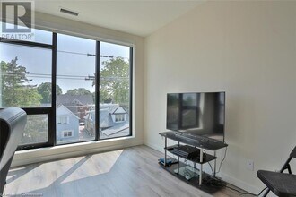 690 King St W in Kitchener, ON - Building Photo - Building Photo