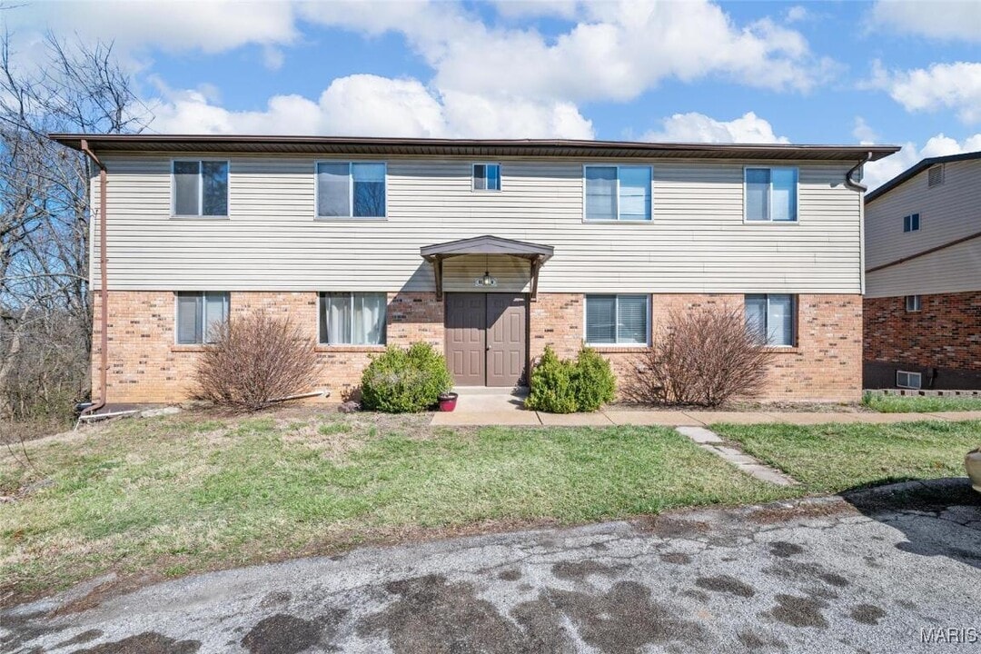 22 E Rock Creek Manor in Arnold, MO - Building Photo