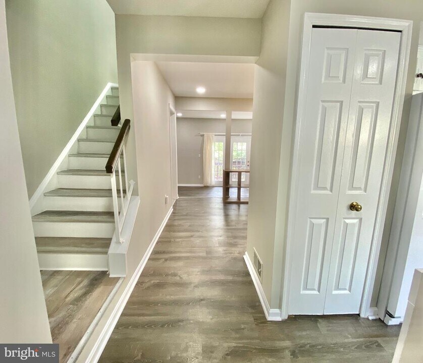 10323 Hampshire Green Ave in Fairfax, VA - Building Photo