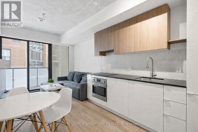 161 Roehampton Ave in Toronto, ON - Building Photo - Building Photo