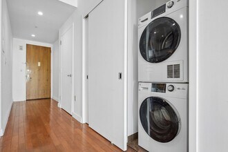 20 Newport Pkwy in Jersey City, NJ - Foto de edificio - Building Photo