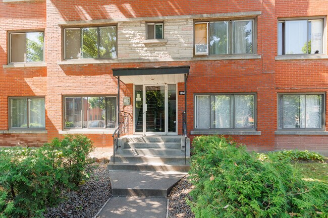 11832 Du Général-Giraud Rue in Montréal, QC - Building Photo - Building Photo