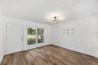 8312 Bowling Green Dr, Unit 1 in Austin, TX - Foto de edificio - Building Photo