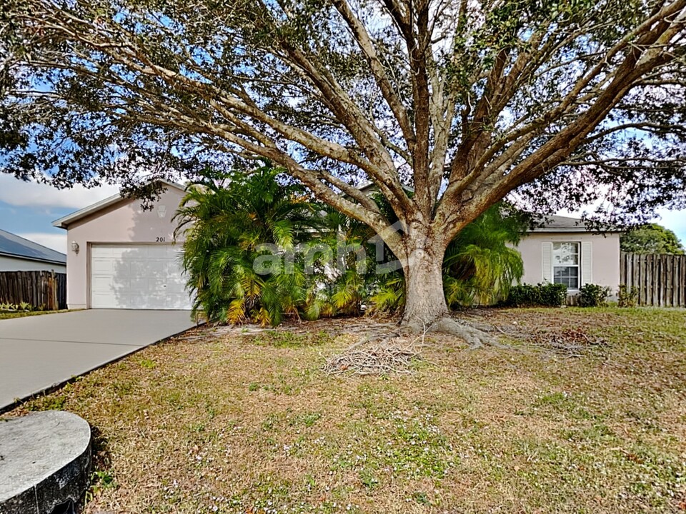 201 SW Amesbury Ave in Port St. Lucie, FL - Foto de edificio