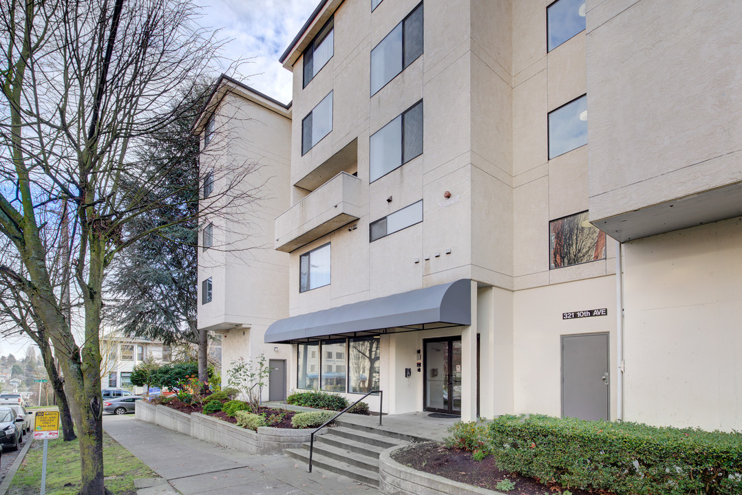 Hill House Apartments in Seattle, WA - Building Photo