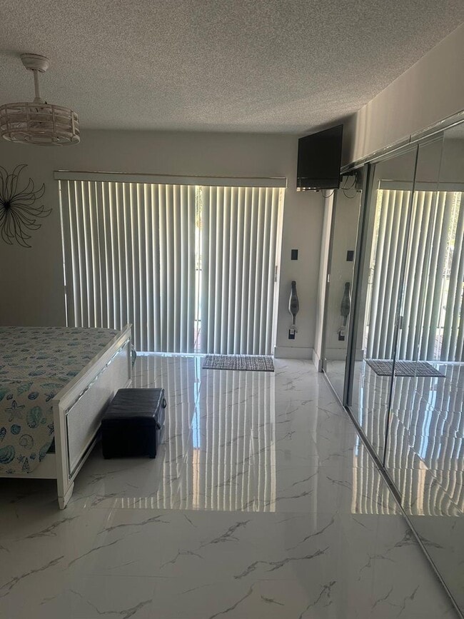 4557 Luxemburg Ct in Greenacres, FL - Foto de edificio - Building Photo