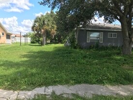 6520 Elmwood Rd in North Port, FL - Building Photo