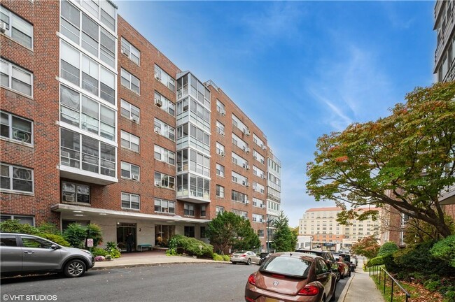 2 Washington Square in Larchmont, NY - Building Photo - Building Photo