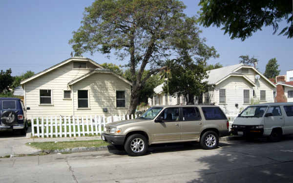 1217 S Mullen Ave in Los Angeles, CA - Foto de edificio