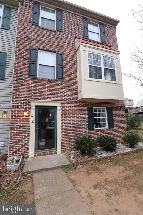 600 Kensington Dr in Fredericksburg, VA - Building Photo