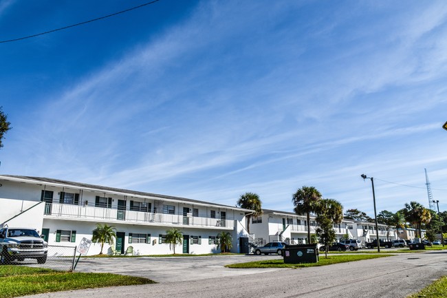 Louisiana Apartments in Fort Pierce, FL - Building Photo - Building Photo