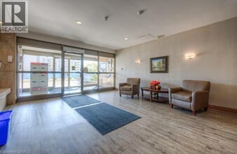 3227 King St E in Kitchener, ON - Building Photo - Building Photo