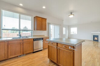 5202 S 214th Way in Kent, WA - Foto de edificio - Building Photo