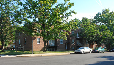 Columbia West in Falls Church, VA - Building Photo - Building Photo