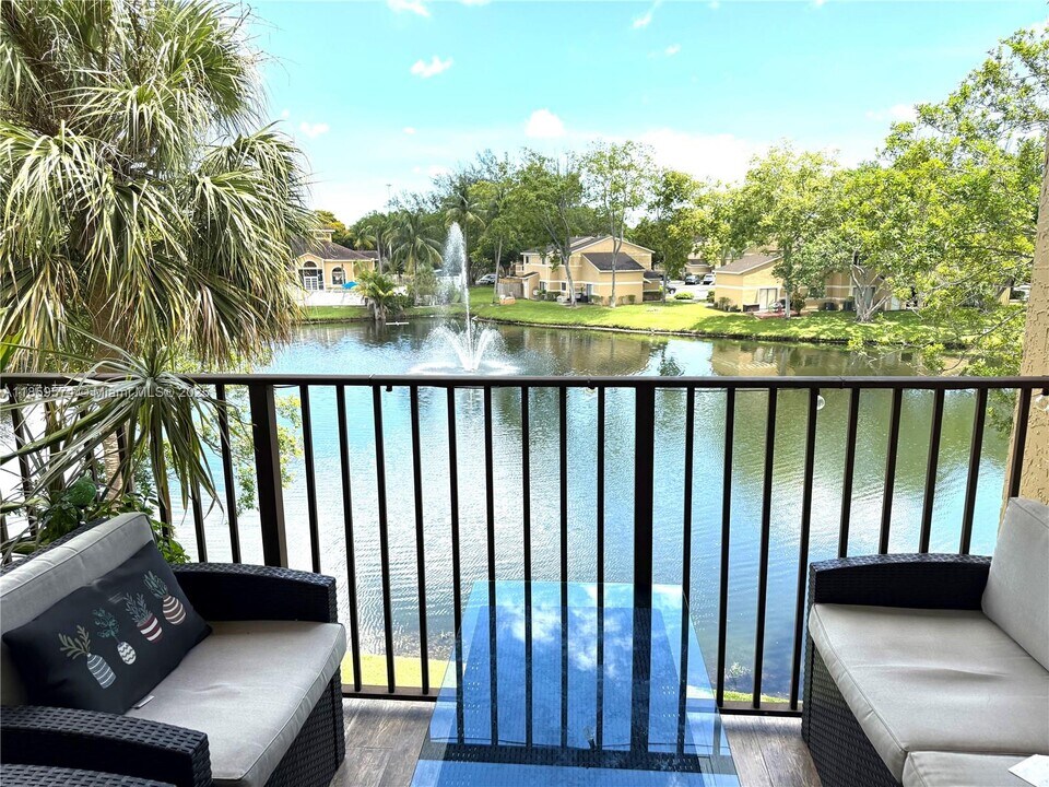 301 Palm Way in Pembroke Pines, FL - Building Photo