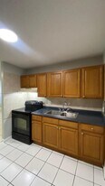 850 E Commercial Blvd in Oakland Park, FL - Building Photo