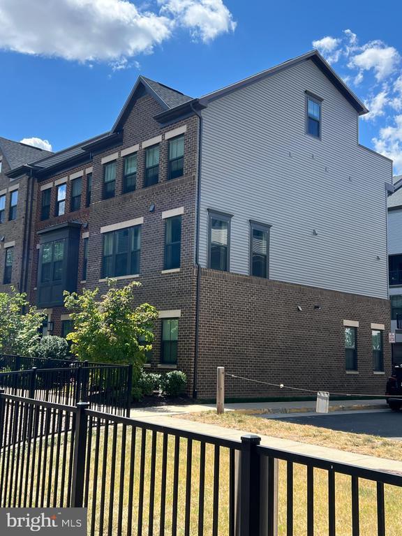 2319 Water Promenade Ave in Herndon, VA - Building Photo - Building Photo