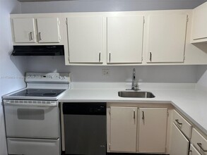 8000 Fairview Dr in Tamarac, FL - Building Photo - Building Photo